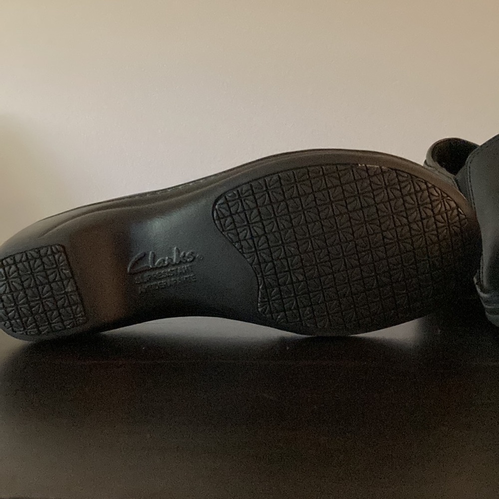 Clarks Slip Resistant Size 7 - Picture 3 of 3